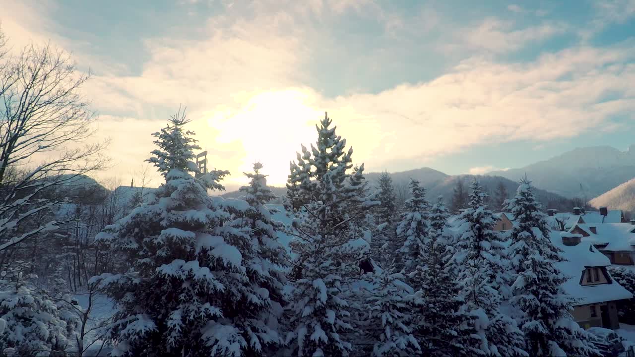 Morgen i bjergby, tagene dækket af sne.