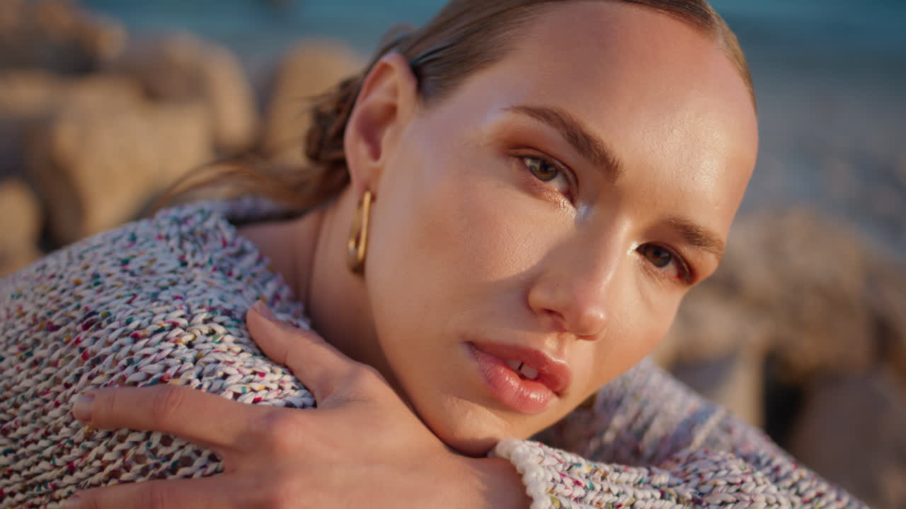 빛의 초상화에서 해변을 포즈하는 불안한 모델. 야외에서 아름다운 여성 얼굴