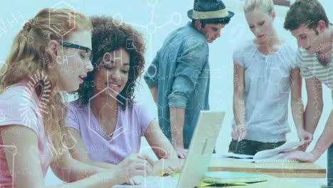 los estudiantes están trabajando juntos para simplificar los compuestos químicos