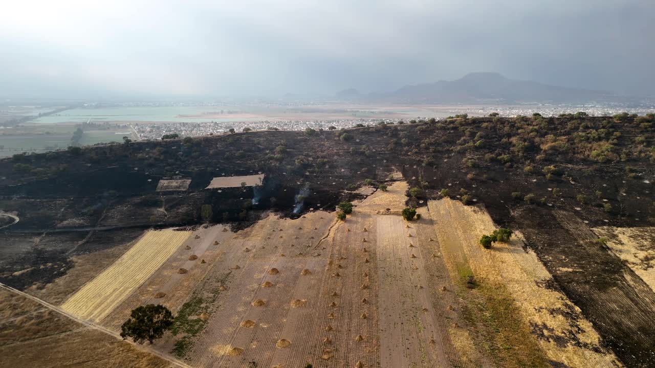 멕시코 Chalco의 화산 분화구에서 촬영한 불의 측면 샷