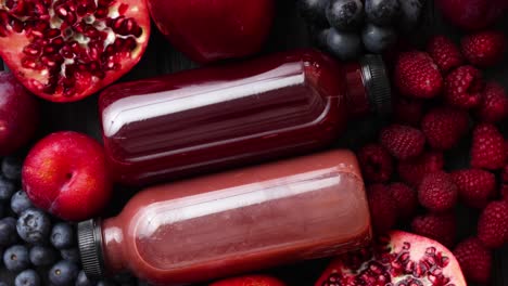 mezcla de frutas rojas y negras frescas con jugos frescos embotellados