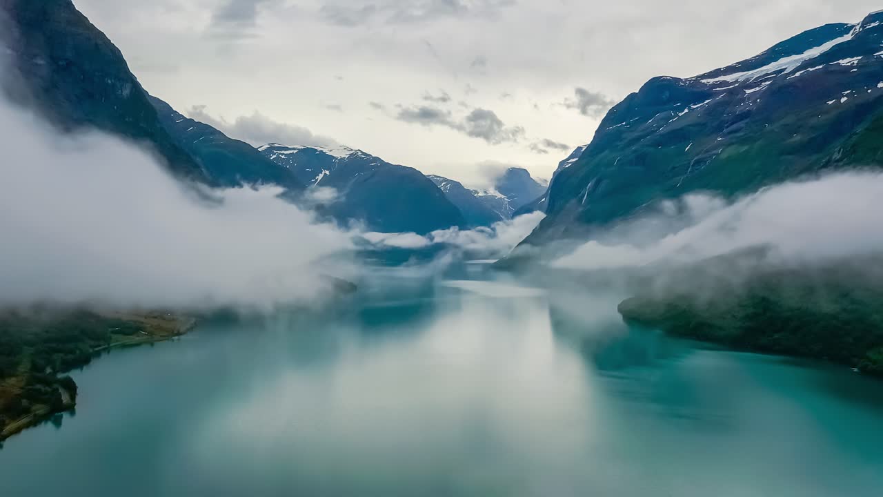 hermosa naturaleza noruega paisaje natural lago lovatnet volando sobre las nubes.