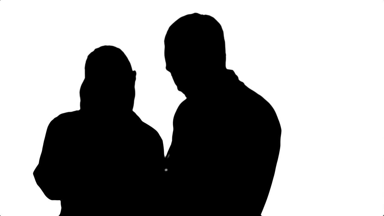 silueta dos profesionales médicos expertos discuten un tratamiento para el paciente mientras usan su tableta