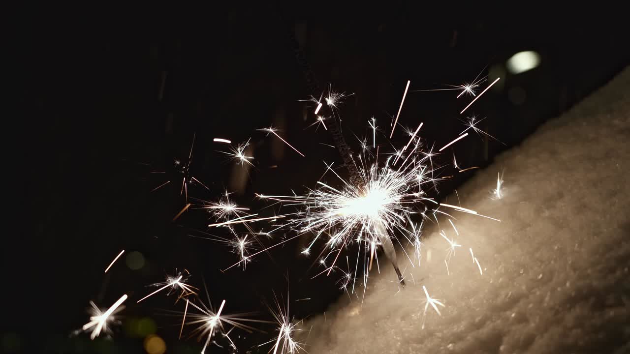 la llama de una chispa atascada en la nieve