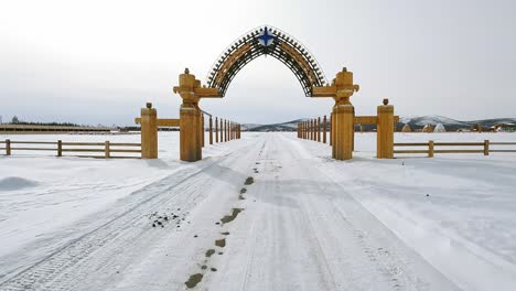 arco en la entrada al sitio de la fiesta nacional de yakut