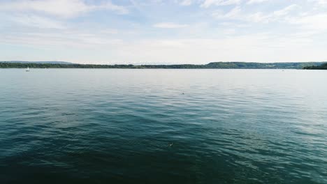 Luftaufnahme:-Tiefflug-über-Einem-Wunderschönen-See-Mit-Schneebedeckten-Bergen-Dahinter,-Bielersee,-Schweiz