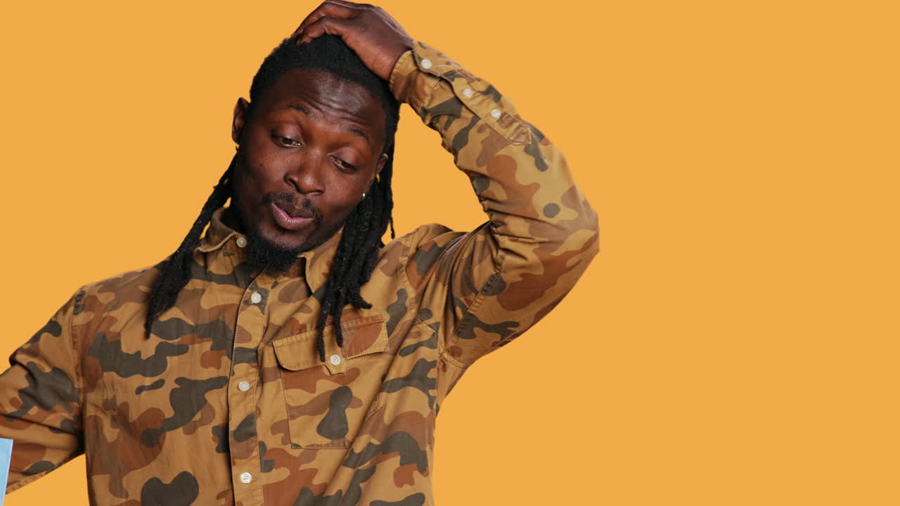 많은 쇼핑 가방 을 들고 있는 기 하는 남자