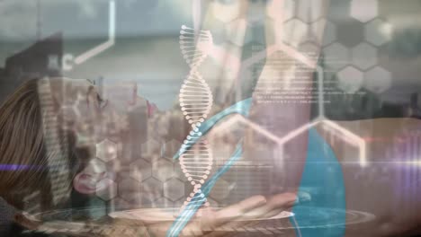animación de la hilera de adn y procesamiento de datos sobre una mujer fuerte haciendo ejercicio