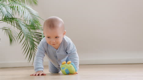 niño curioso jugando con juguetes en el suelo en casa