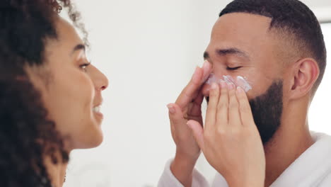 pareja que se aplica crema facial