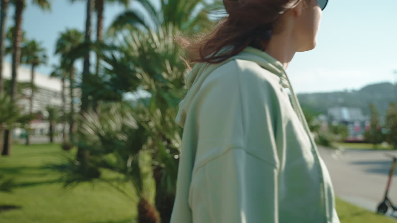 도시 공원에서 고 있는 여자