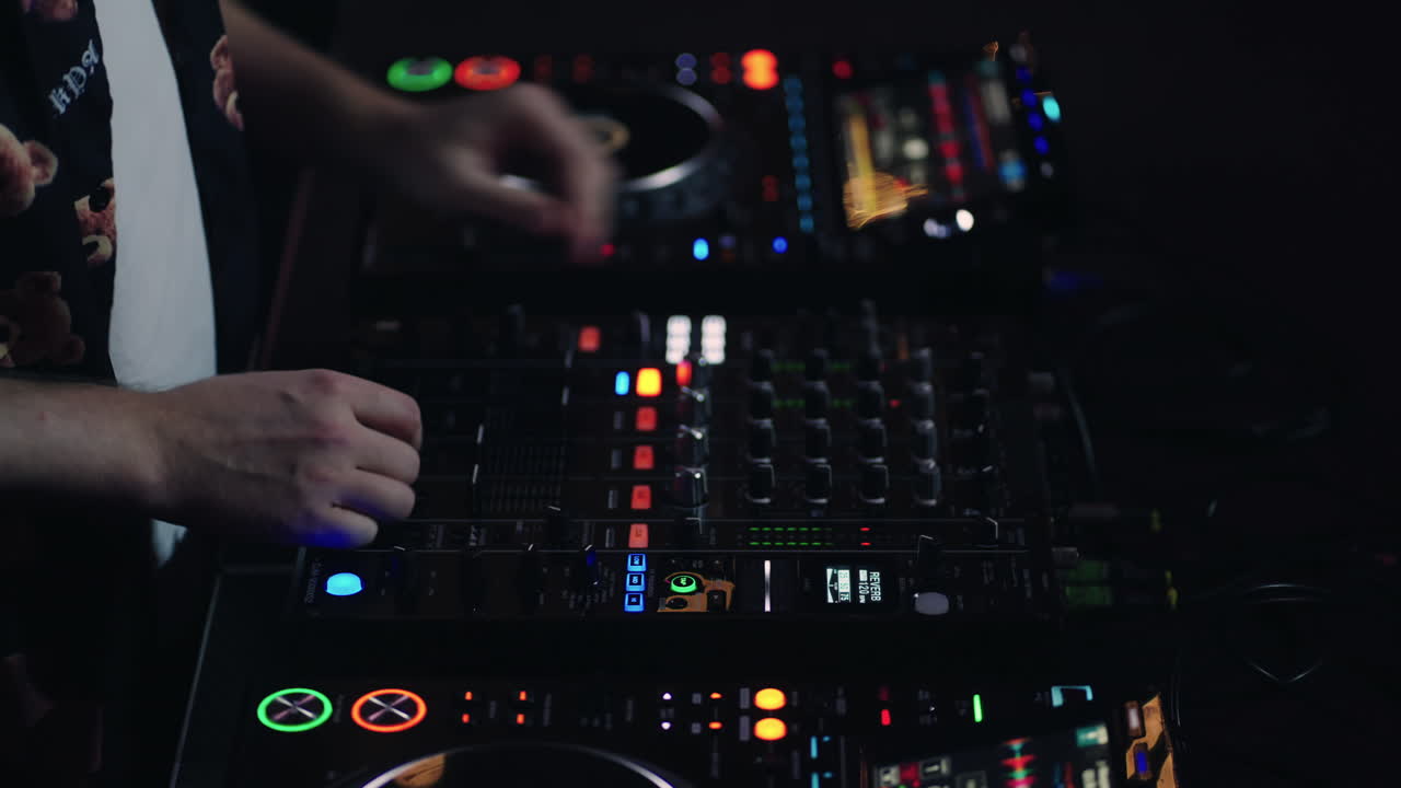 DJ mezclando música en un club nocturno