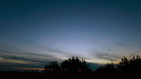 Zeitrafferbewegung-Von-Links-Nach-Rechts-Bei-Einbruch-Der-Blauen-Stunde-Silhouette-Niederlande