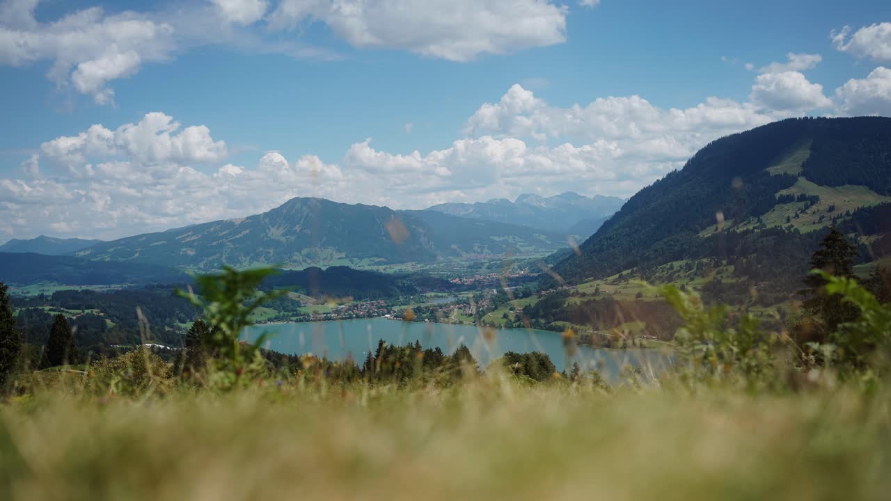 hermoso paisaje en las montañas de los alpes, lapso de tiempo de un lago en un valle