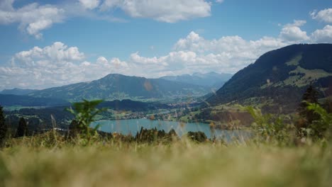 Hermoso-Paisaje-En-Las-Montañas-De-Los-Alpes,-Lapso-De-Tiempo-De-Un-Lago-En-Un-Valle