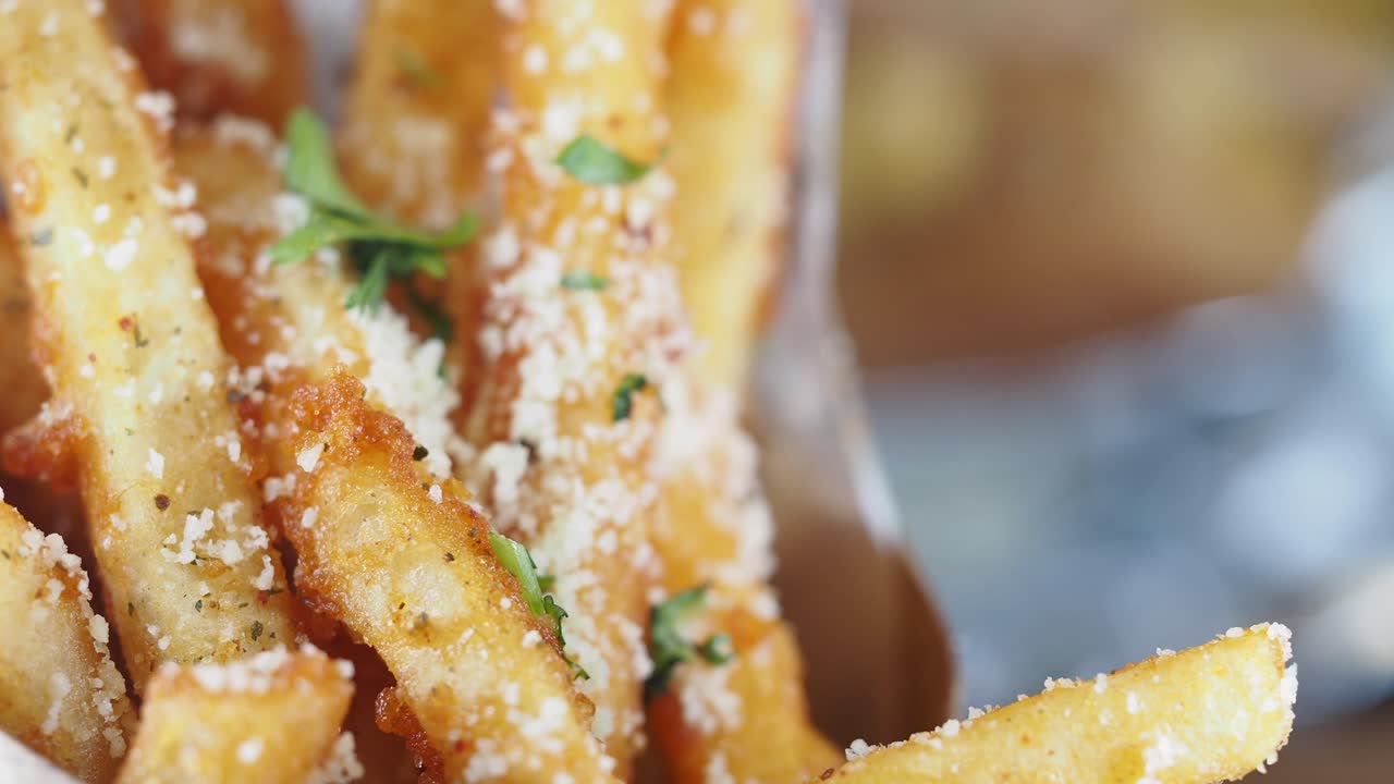 Patatine fritte all'aglio e parmigiano