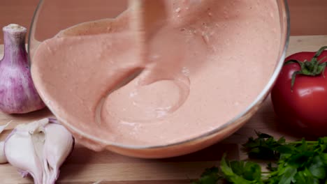 preparación de la salsa de tomate