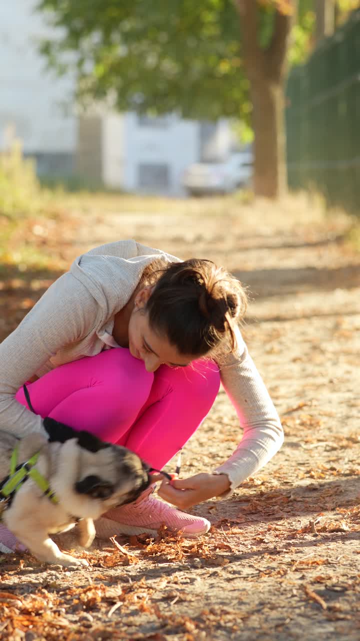 여자와 파그 개 가을 공원에서