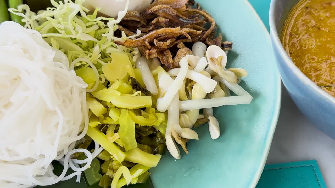 Thai Vermicelli Noodle Dish with Curry