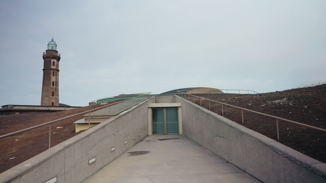 포르투갈 의 화산 섬 인 아조레스 에 있는 파이알 의 폰타 도스 카펠린호스 등대, 북대서양, 포르투갈