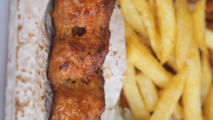 Kebab con patatine fritte