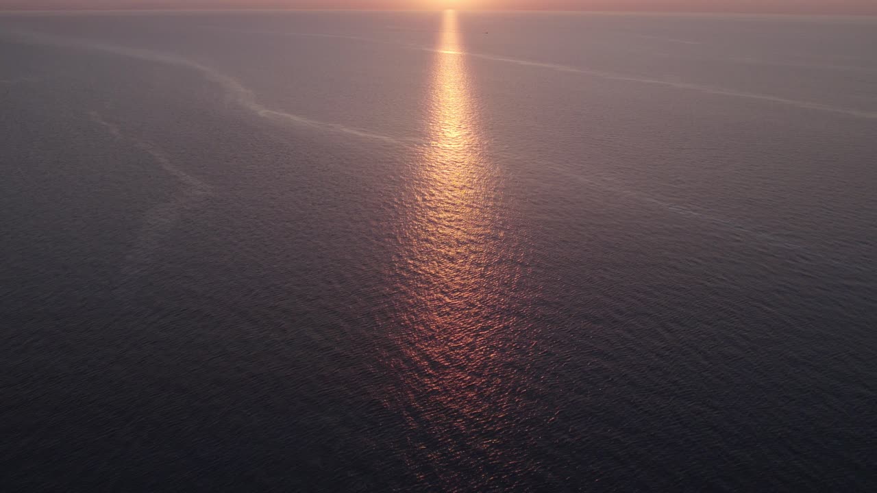 평온한 바다에서 사람들과 함께 해가 지는 동안 배의 공중 사진, 세팔루, 시칠리아, 이탈리아