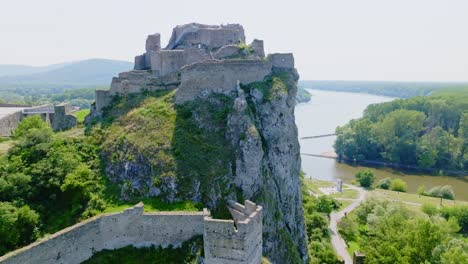 Vista-Aérea-Del-Castillo-De-Devin-Cerca-De-Los-Ríos-Danubio-Y-Morava-En-Bratislava,-Eslovaquia-En-Un-Hermoso-Día-Soleado