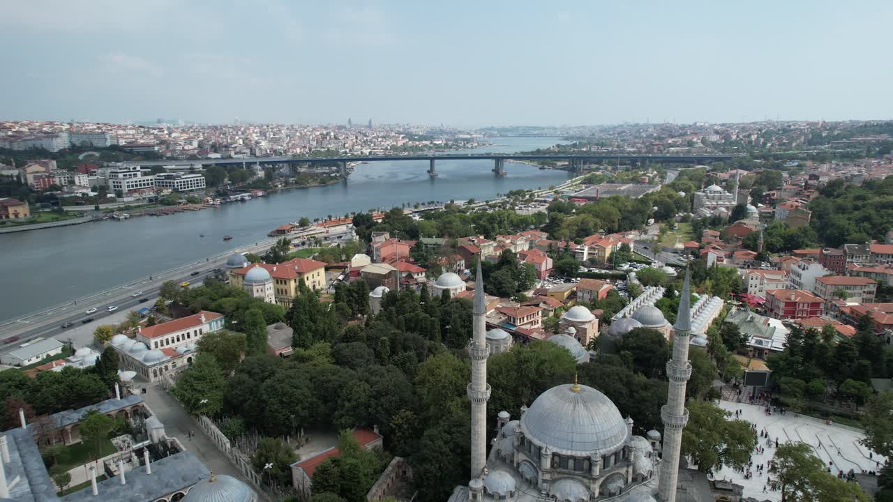 mezquita en la vista aérea de la costa