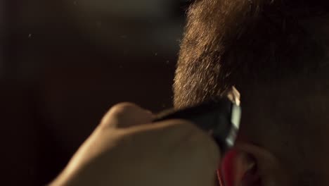 un hombre se corta el cabello.