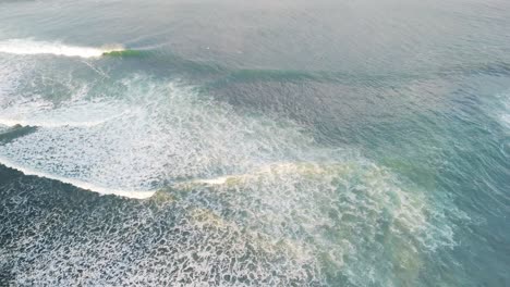 Playa-De-Surfistas-De-Bali-Con-Olas-Acuáticas-Que-Se-Hinchan-A-Lo-Largo-De-La-Costa