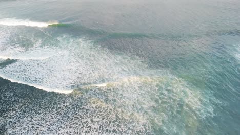 playa de surfistas balianos con olas acuáticas que se hinchan a lo largo de la costa