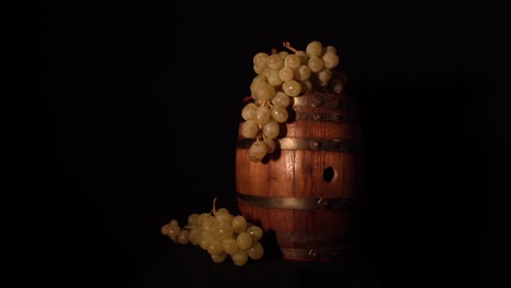 Barril-De-Vino-Giratorio-Hacia-Atrás-Con-Algunas-Uvas