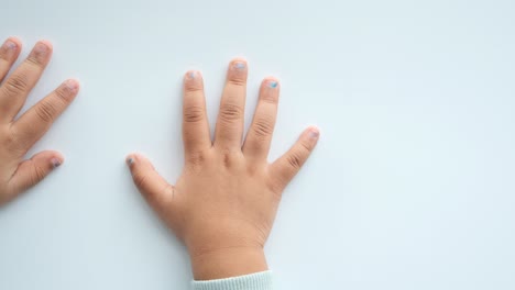 las manos del niño