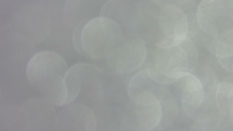 fondo de manchas de bokeh grises y plateadas giratorias