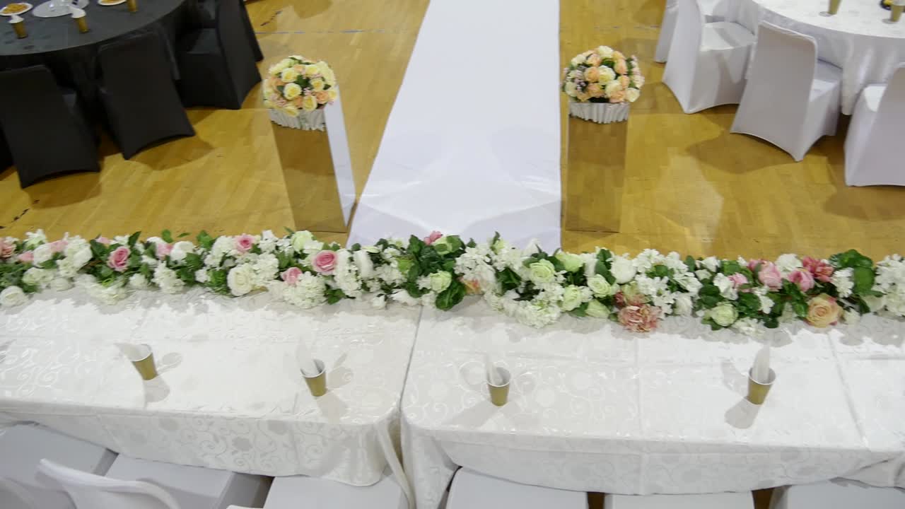 foto del lugar de la recepción de la boda y la decoración de la mesa de la cena
