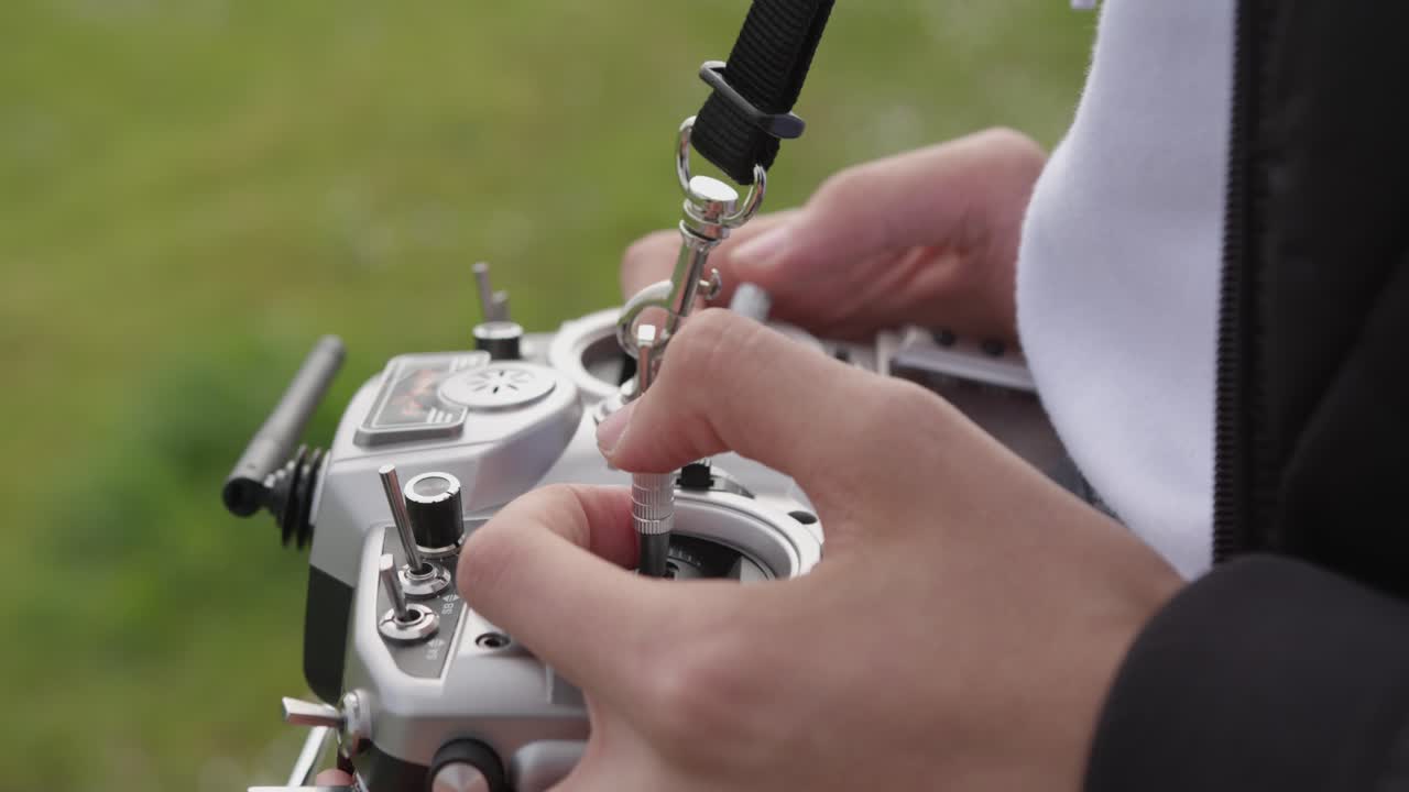 손으로 드론 리모콘 작동