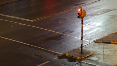 Semaphore-changing-lights,-from-green-to-yellow-and-staying-red