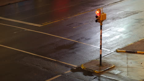 semáforo cambiando luces, de verde a amarillo y permaneciendo rojo