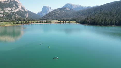 paisaje idílico de lagos de río verde con kayakistas en el agua en wyoming, ee.uu. - toma aérea de drones