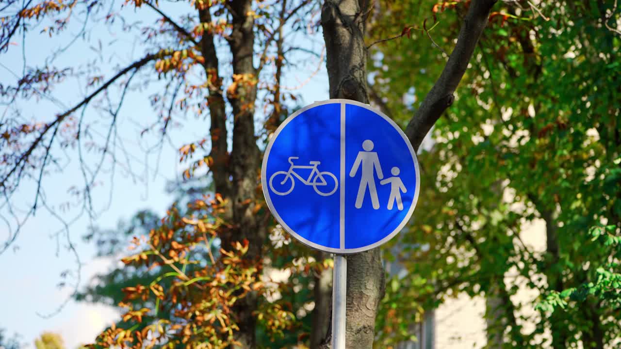 자전거 표지판. 자전거 차선. 자전차 경로. 자전기 및 산책 경로.