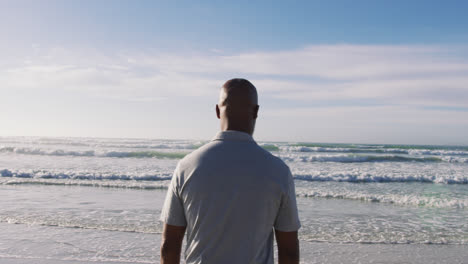 Älterer-Afroamerikaner,-Der-Am-Strand-Spazieren-Geht