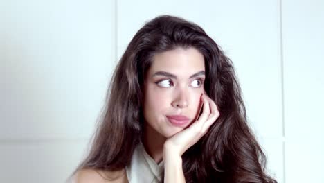 la hermosa mujer morena parece bastante distante y pensativa.