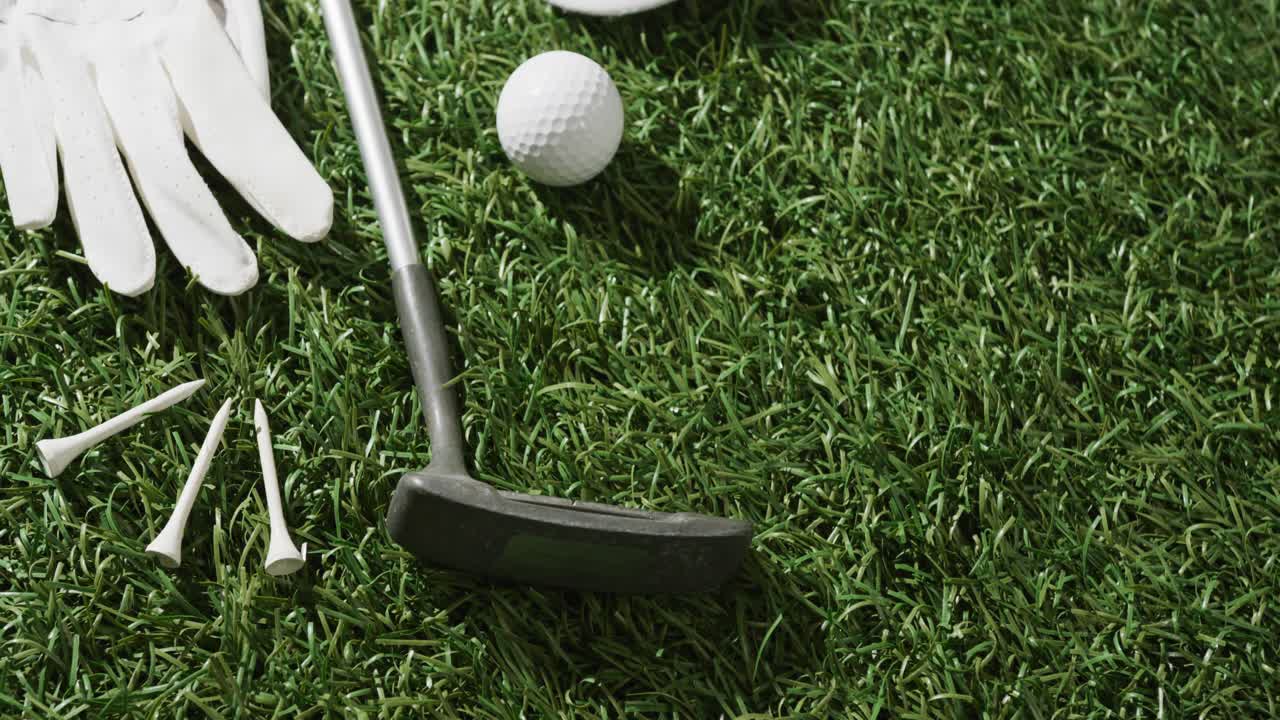 Primo piano di mazza da golf, pallina, guanto e berretto con visiera sull'erba, spazio per il testo, rallentatore