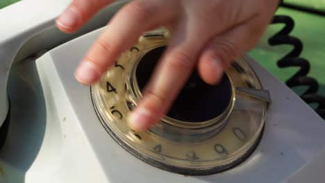 Tu-Hijo-Está-Jugando-Con-Un-Viejo-Teléfono-Gris-Con-Cable-De-La-Era-Soviética