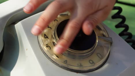 tu hijo está jugando con un viejo teléfono gris con cable de la era soviética.