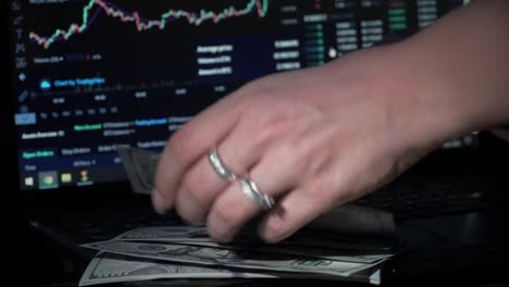 la chica considera las ganancias en dolores por criptomoneda