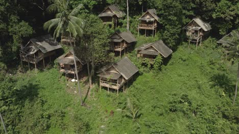 la órbita aérea agota los bungalows tailandeses vacíos sin turistas restricciones de viaje pandémicas