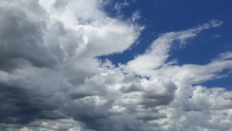 Increíble-Lapso-De-Tiempo-De-Paisaje-De-Nubes-Ultra-Suave-De-Larga-Duración-Con-Enormes-Nubes-Formándose-Antes-De-Que-Comenzara-La-Tormenta-Y-La-Lluvia-En-Sudáfrica