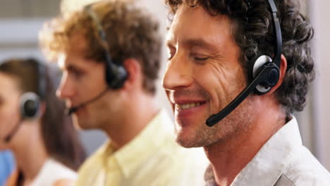 operadores hablando en los auriculares