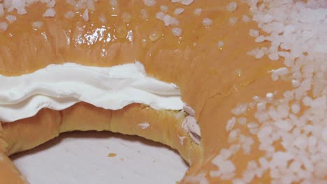 pastelería roscon, primer plano extremo inclinado hacia abajo desde frutas confitadas hasta relleno de crema